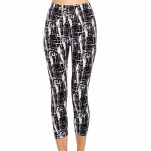 NIB EEVEE Capri Plus Abstract Print Black & White Soft Capri-Length Leggings